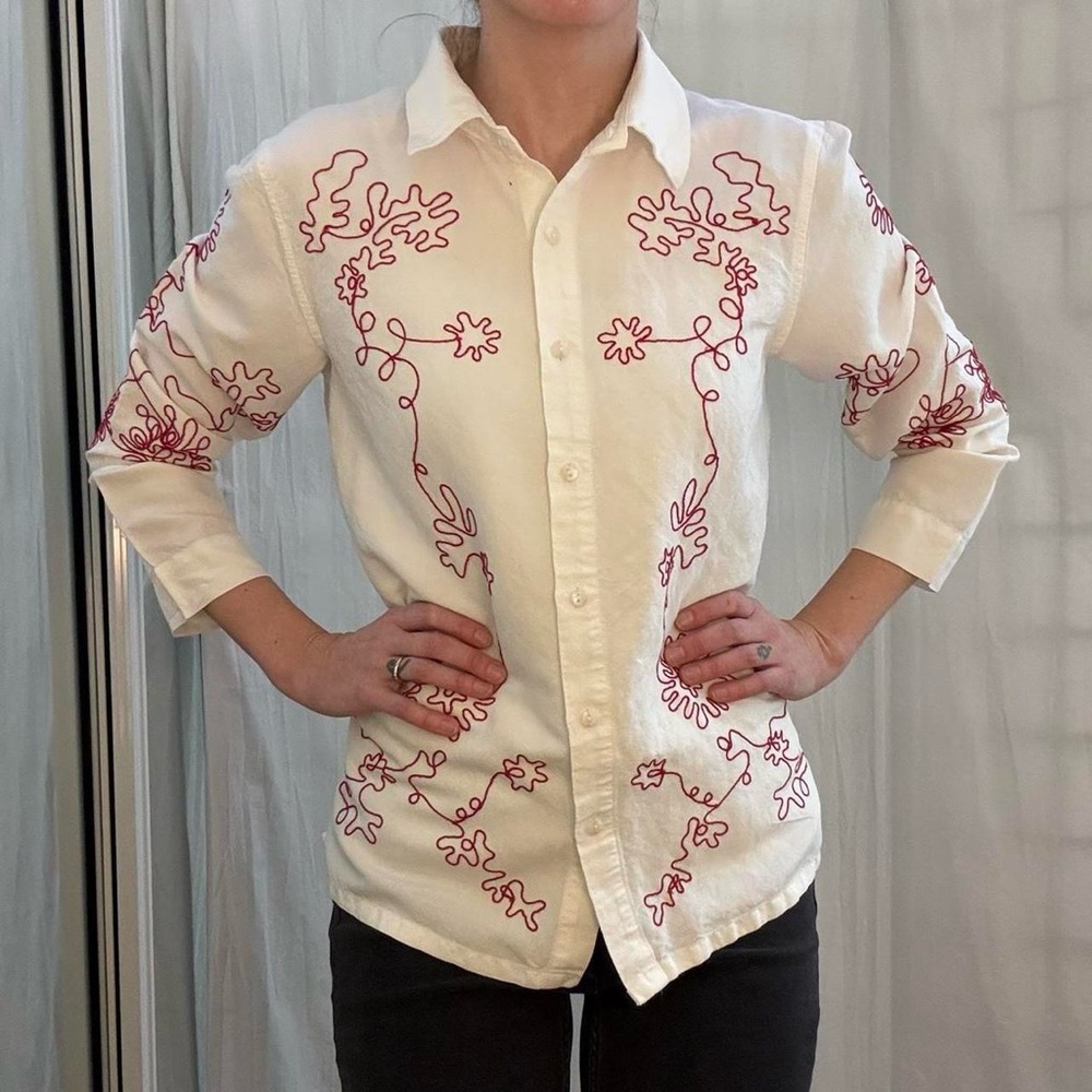 White‎ Button Down Blouse with Red Abstract Floral Embroidery Vintage 90s/Y2K - Picture 2 of 8